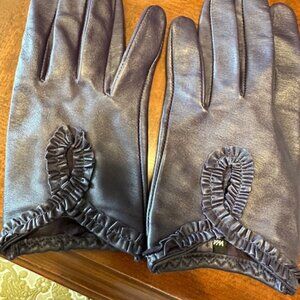 WARMEI PURPLE NAPPA LEATHER GLOVES WITH BEAUTIFUL FLOWER DECORATION ON FRONT.